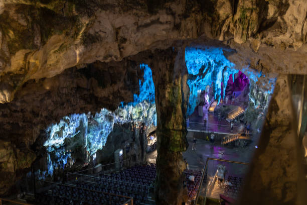 interior da caverna de são miguel dentro do rochedo de gibraltar. - rock of gibraltar - fotografias e filmes do acervo