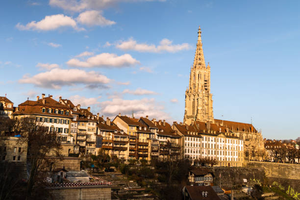 bela vista da berna minster e os telhados da cidade velha em um dia ensolarado, suíça - berne berne canton roof cityscape - fotografias e filmes do acervo