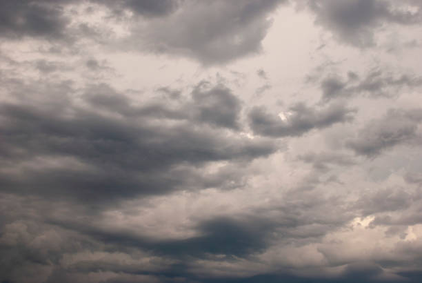 bewölkter himmel mit seltenen wolken - storm cloud stratosphere overcast four seasons stock-fotos und bilder