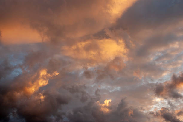 bewölkter himmel mit seltenen wolken - storm cloud stratosphere overcast four seasons stock-fotos und bilder