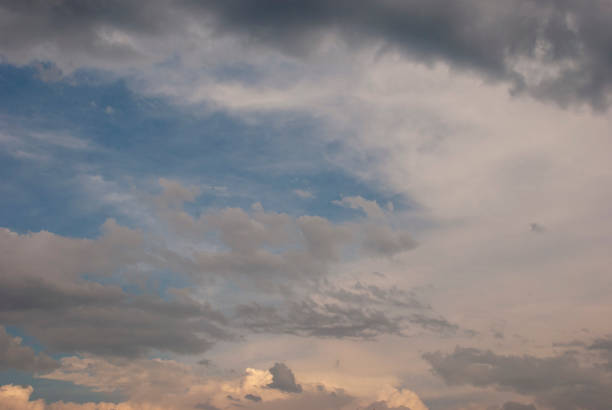 zachmurzone niebo z rzadkimi chmurami - storm cloud stratosphere overcast four seasons zdjęcia i obrazy z banku zdjęć