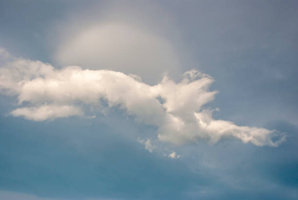 bewölkter himmel mit seltenen wolken - storm cloud stratosphere overcast four seasons stock-fotos und bilder