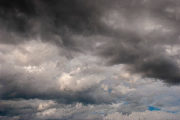 bewölkter himmel mit seltenen wolken - storm cloud stratosphere overcast four seasons stock-fotos und bilder