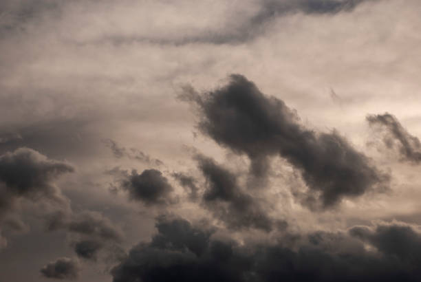 bewölkter himmel mit seltenen wolken - storm cloud stratosphere overcast four seasons stock-fotos und bilder