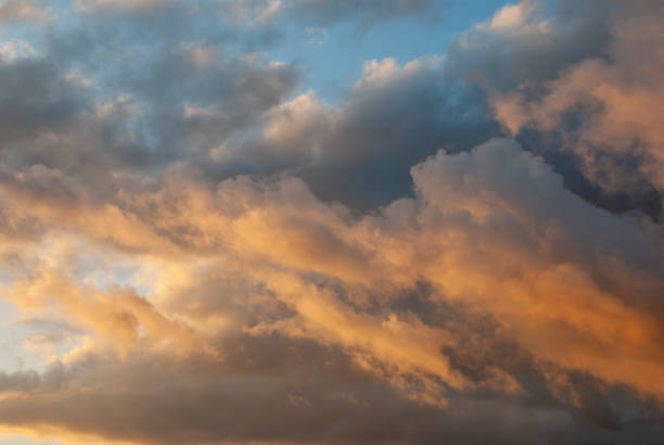 bewölkter himmel mit seltenen wolken - storm cloud stratosphere overcast four seasons stock-fotos und bilder