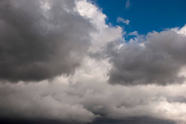 zachmurzone niebo z rzadkimi chmurami - storm cloud stratosphere overcast four seasons zdjęcia i obrazy z banku zdjęć