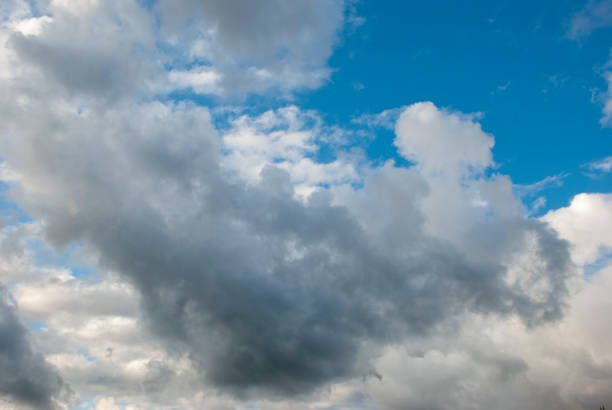 bewölkter himmel mit seltenen wolken - storm cloud stratosphere overcast four seasons stock-fotos und bilder