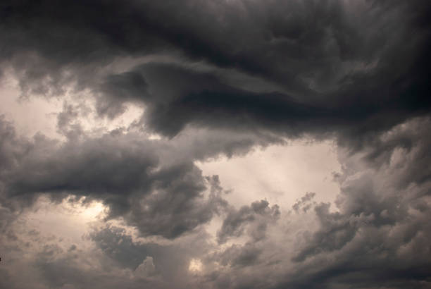 zachmurzone niebo z rzadkimi chmurami - storm cloud stratosphere overcast four seasons zdjęcia i obrazy z banku zdjęć