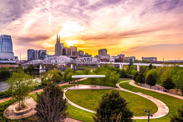 Nashville Tennessee downtown skyline at Shelby Street Bridge Nashville Tennessee downtown skyline at Shelby Street Bridge nashville tennessee bridge stock pictures, royalty-free photos & images