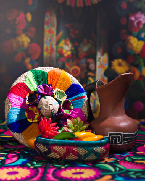 tradycyjny meksykański pleciony kosz, papryczki chili, awokado i tradycyjny rustykalny gliniany dzbanek jarritos na meksykańskim tle kwiatowym - restauracja meksykańska zdjęcia i obrazy z banku zdjęć