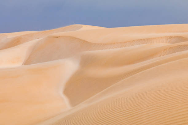 大西洋のカーボベルデ島ボアビスタのビアナ砂漠の砂丘 - bizarre landscape sand blowing ストックフォトと画像