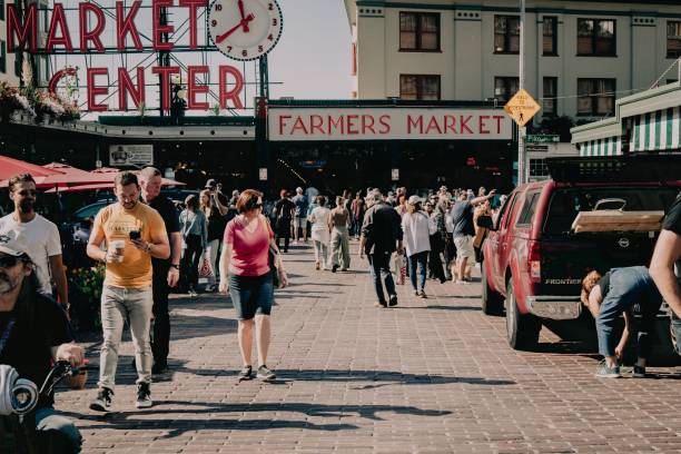 View of famous Pike Place Market in Seattle with visitors on a sunny day, Washington, USA SEATTLE, United States – September 15, 2022: A view of famous Pike Place Market in Seattle with visitors on a sunny day, Washington, USA pike place market stock pictures, royalty-free photos & images