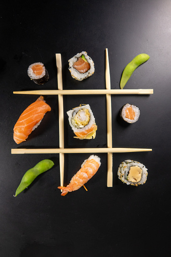 Tic-tac-toe game with sushi