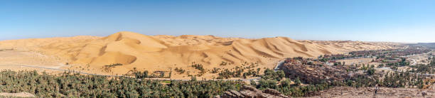 panorama della città di taghit a bechar, algeria deserto del sahara. - afar desert foto e immagini stock