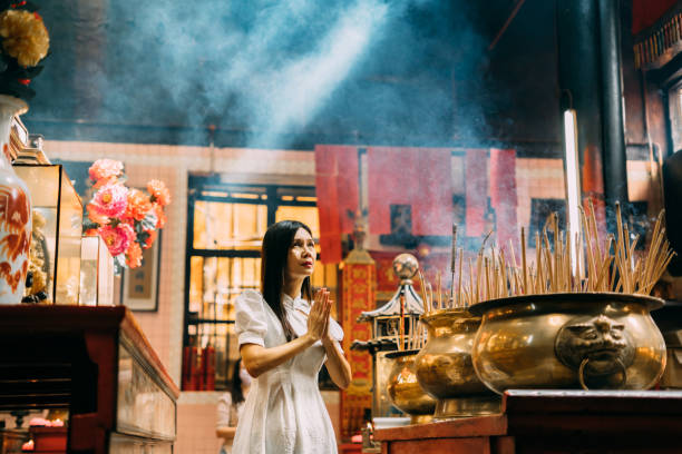 chinka modląca się szczerze w chińskiej świątyni - taoist charm zdjęcia i obrazy z banku zdjęć