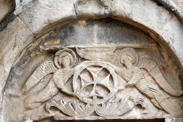 himmelfahrt des kreuzes des jvari-klosters, in der nähe von mtskheta, ostgeorgien. - stone cross stock-fotos und bilder