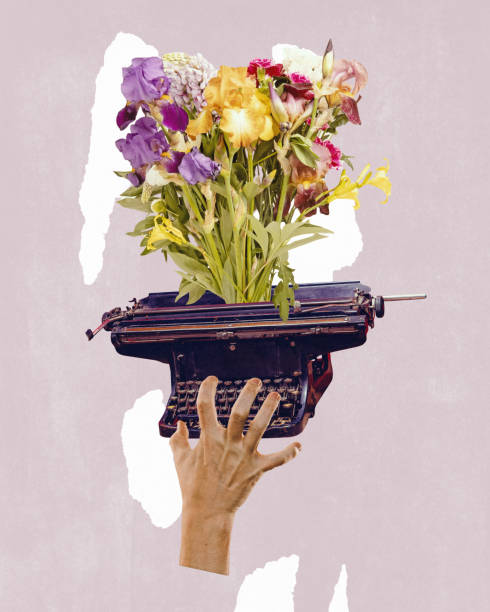 design moderno contemporâneo. mão feminina digitando na máquina de escrever vintage com flores sobre o fundo claro. conceito de jornalismo, meios de comunicação de massa, arte, notícias. - typewriter the media journalist retro revival - fotografias e filmes do acervo