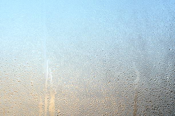 창문 유리에 결로가 있습니다. 큰 방울 - condensation steam window glass 뉴스 사진 이미지