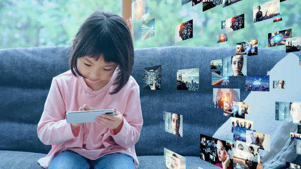 スマートフォンで映画を見ているアジアの家族。通信ネットワーク。 - 教育 ストックフォトと画像