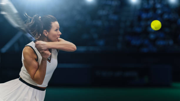 여자 테니스 선수가 챔피언십 경기 중 라켓으로 공을 치고 있다. 프로 여자 운동 선수 스트라이킹 볼. 세계 스포츠 토너먼트. 게임의 마지막 세트를 이기는 스포츠우먼. - tennis tournament 뉴스 사진 이미지