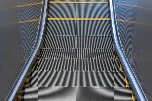 escaliers mécaniques dans le centre commercial - railroad station escalator staircase steps photos et images de collection