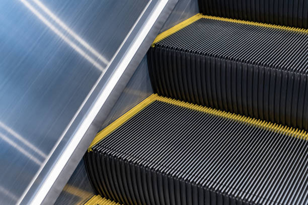 escaliers mécaniques dans le centre commercial - railroad station escalator staircase steps photos et images de collection