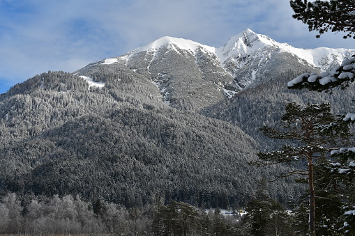 Schöne Landschaft im Winter um Seefeld in Tirol