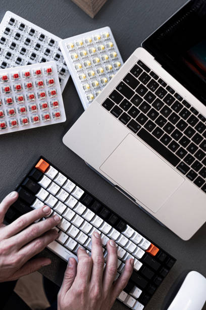 더 편안하게 사용자는 주황색 이스케이프 키가있는 흑백 외부 키보드를 선택하여 노트북을 조작합니다. - escape key pc computer key computer 뉴스 사진 이미지