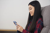 bipoc-asiatisches-m%C3%A4dchen-mit-handy-app-sch%C3%B6ne-vietnamesische-poc-weibliche-browsing-anwendung.jpg?b=1&s=170x170&k=20&c=yelXYmNs46dBHMob0ZvuHkCWNFQvspLwNytr_dnNkdA=