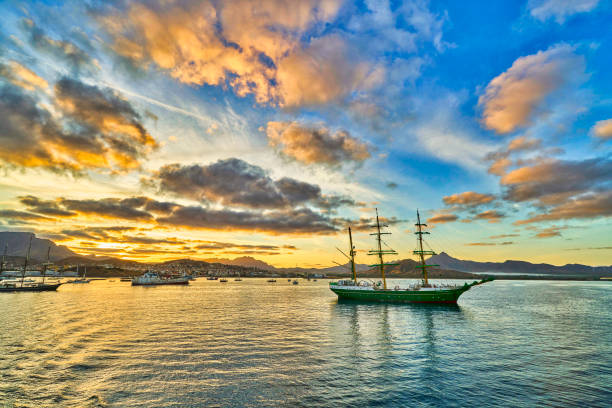 日没のカーボベルデ湾の帆船 - カーボヴェルデ共和国 ストックフォトと画像