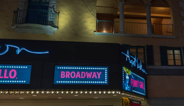 ночной вид на светодиодный экран бродвея с плакатом funny girl в театре августа уилсона. концепция бродвейских шоу. - alexander wilson стоковые фото и изображения