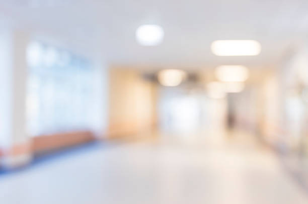 defokussierter leerer korridor in einem krankenhaus - allgemeinarztpraxis stock-fotos und bilder