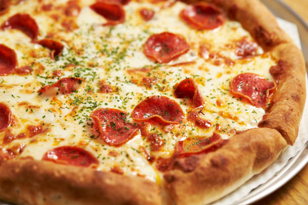 pizza con prosciutto e formaggio - pizza foto e immagini stock