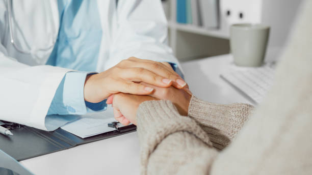 close up de jovens médicas asiáticas conversando com o paciente sobre saúde mental, para recuperar o bem-estar e ser um estilo de vida saudável na clínica de saúde. cuidados médicos de saúde. - paciente - fotografias e filmes do acervo