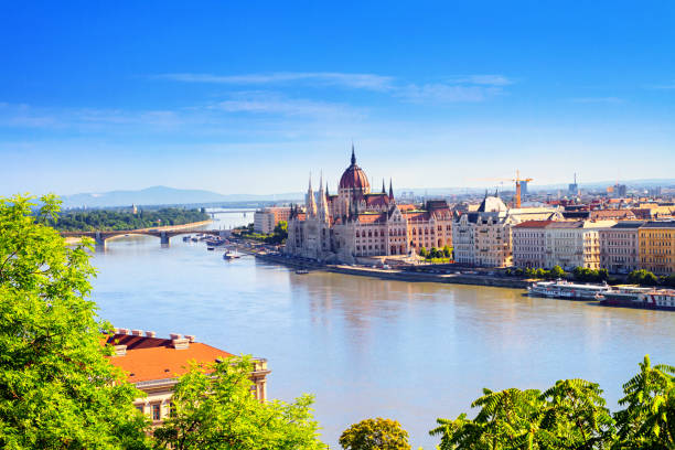 stadt sommer sonnenuntergang landschaft - blick auf das ungarische parlamentsgebäude und die donau im historischen zentrum von budapest - budapest stock-fotos und bilder