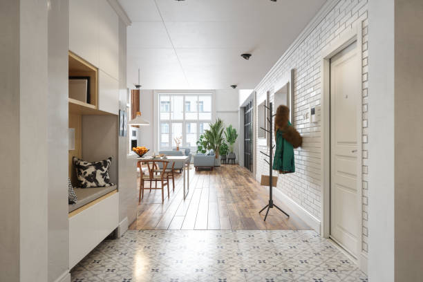 moderner flur mit kleiderbügel, wohnzimmer, esstisch und zimmerpflanzen - corridor stock-fotos und bilder