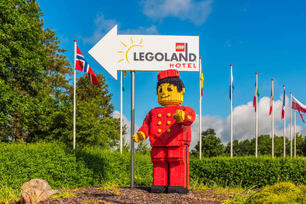 señal de dirección al hotel legoland en billund dinamarca - legoland fotografías e imágenes de stock