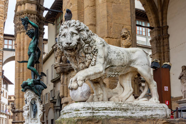 이탈리아 피렌체 시뇨리아 광장의 로지아 데이 란지 건물에 있는 사자 조각 - piazza della signoria 뉴스 사진 이미지