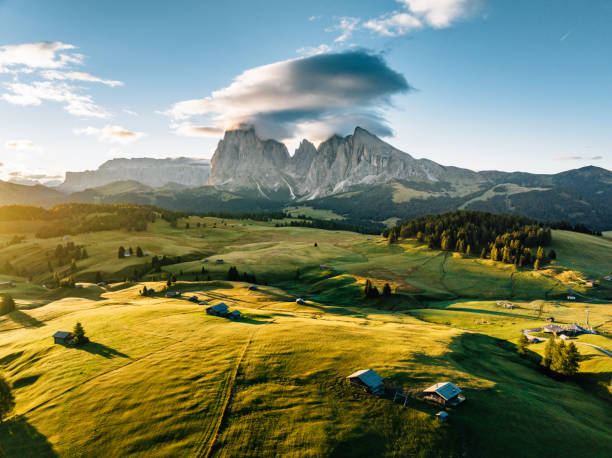 vista aerea dell'alpe di siusi - famoso punto di riferimento nel nord italia - alpine upland foto e immagini stock