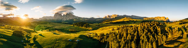 vista aerea dell'alpe di siusi - famoso punto di riferimento nel nord italia - alpine upland foto e immagini stock