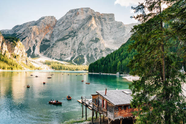 pragser wildsee - pragser wildsee in italien - woods reflection famous place standing water stock-fotos und bilder