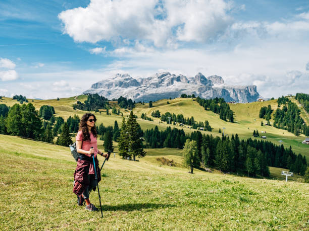 한 여성이 이탈리아 알프스에서 야외 하이킹을 하고 있다 - alta badia 뉴스 사진 이미지