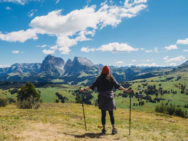 晴れた日にザイザーアルムのパノラマビューを眺めている女性 - alta badia ストックフォトと画像