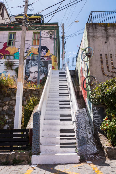 valparaiso ist eine küstenstadt in chile, die für ihre graffitis in den straßen berühmt ist - valparaiso stock-fotos und bilder
