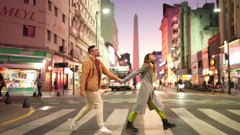 Feliz pareja cruzando la calle en Buenos Aires