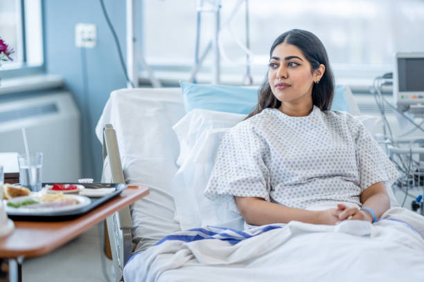 mujer en el hospital - examination gown fotografías e imágenes de stock