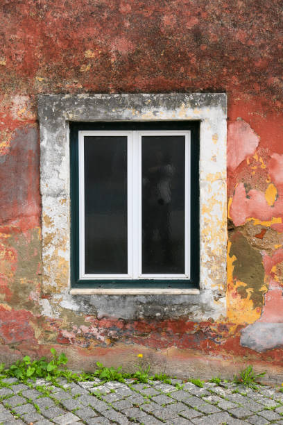 istock Old and chipped facade in Portugal 1459782567
