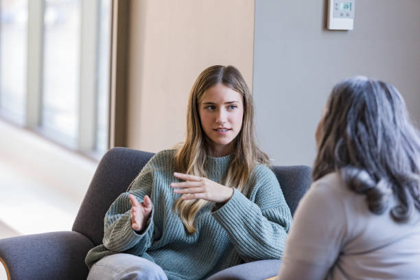 Jovem adulta se encontra com consultor financeiro - foto de acervo