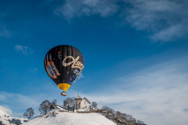 montgolfière. montgolfière volant dans le ciel. château-d’oex,vaud, suisse. - chateau doex photos et images de collection