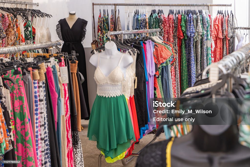 Una Pequeña Boutique Para Mujer En Saintesmariesdelamer Foto de stock más banco de imágenes de Tienda de ropa -